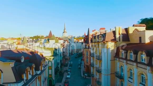 旧欧洲城市建筑物的鸟瞰图视频的预览图