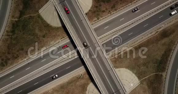 夏季交通路口的空中镜头交通十字路口日景从上方与圆圈路视频的预览图