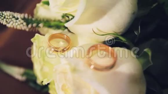鲜花上的结婚戒指视频的预览图