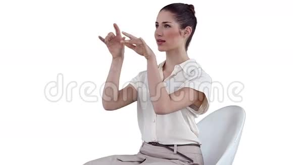 女人在虚拟键盘上打字视频的预览图
