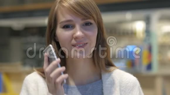 年轻女子打电话接电话视频的预览图