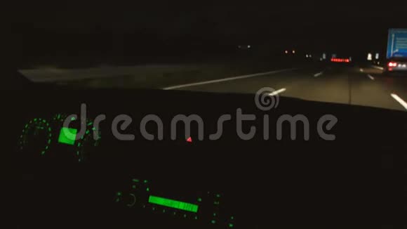 晚上在德国高速公路上开车视频的预览图