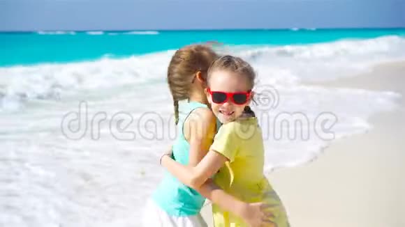 小女孩在热带海滩玩得很开心暑假期间海滩可爱的小姐姐们视频的预览图