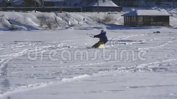 慢动作一名男运动员在滑雪板上表演Kiting他在一个大湖的冰上翻滚滚动他表演视频的预览图