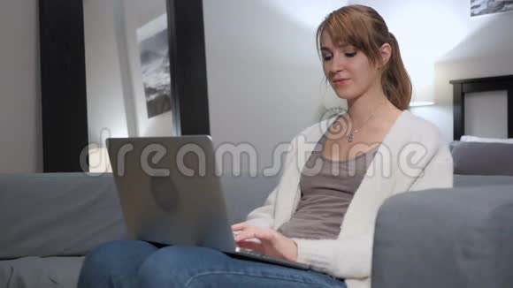 为成功而兴奋的女人在笔记本电脑上工作视频的预览图
