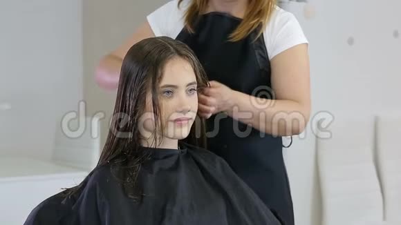 理发店青少年客户理发师理发及理发视频的预览图