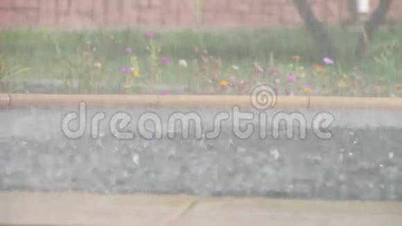 喷泉中的水滴视频的预览图