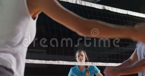 排球运动员在球场打排球视频的预览图