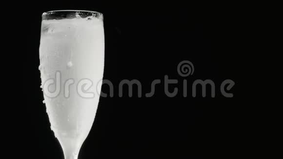 杯中加入干冰的饮料视频的预览图