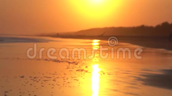 热带海滩日落的异国风光视频的预览图