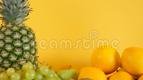 黄色背景下水果的有机和天然混合视频的预览图