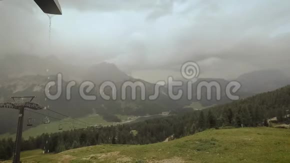 美丽的白云岩山脉靠近米苏里纳山湖视频的预览图