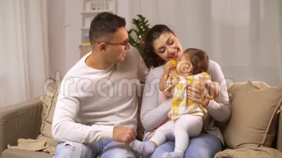 家里有女婴的幸福家庭视频的预览图