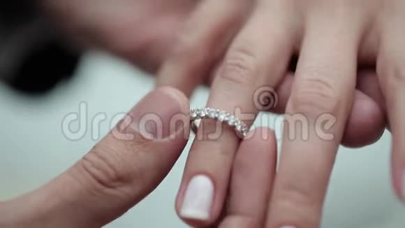 婚礼戒指宏观特写白金钻石珠宝视频的预览图