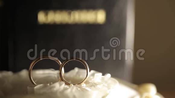 婚礼戒指宏观特写黄金钻石珠宝视频的预览图