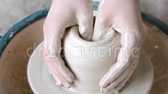 泥塑大师雕塑视频的预览图