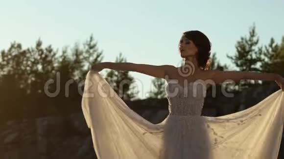 新娘在盘旋挥舞着连衣裙视频的预览图