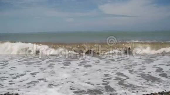 海上风暴波浪在卵石滩上滚动视频的预览图