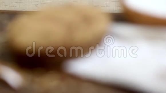 木桌上新鲜出炉的自制有机酸面黑麦面包视频的预览图