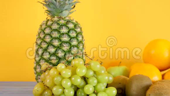 黄色背景的健康有机异国水果视频的预览图