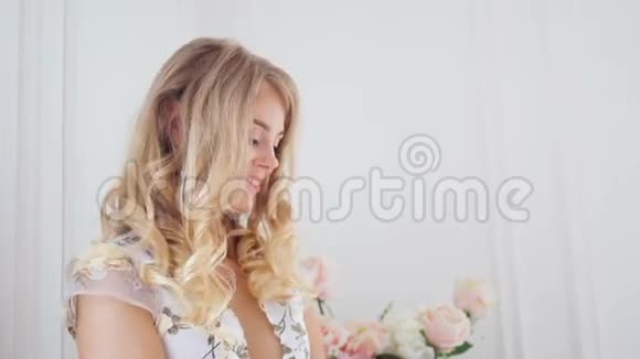 一个金发女孩的肖像视频的预览图