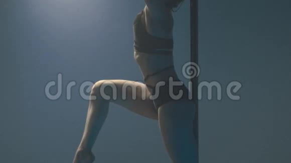 年轻苗条的金发钢管舞女在演播室锻炼视频的预览图