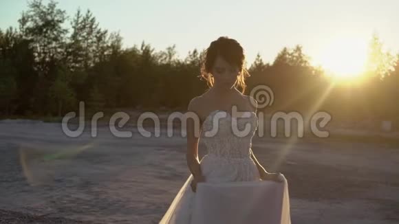 新娘在盘旋挥舞着连衣裙视频的预览图