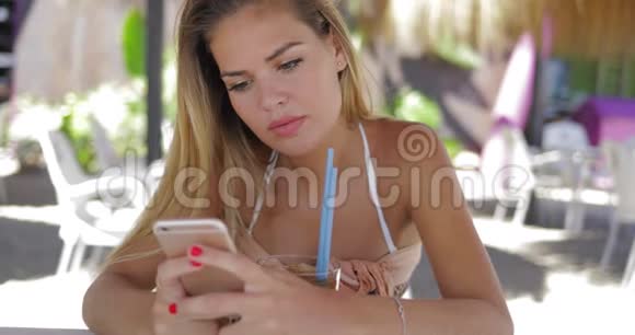 女人在度假村用电话放松视频的预览图