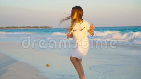 可爱的小女孩在海滩上玩得很开心视频的预览图