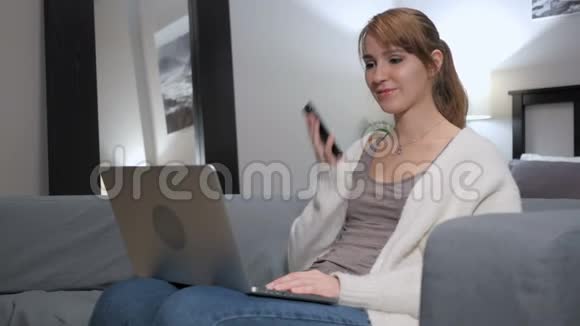 工作时在电话上聊天的女人视频的预览图