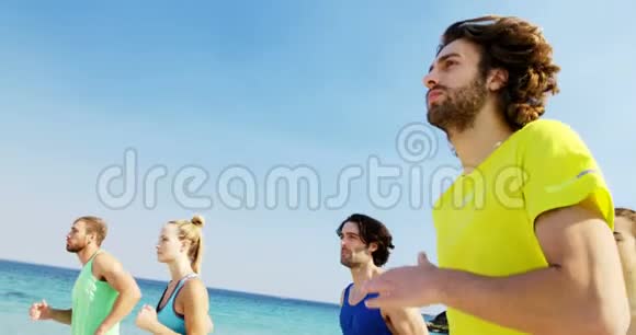 适合男人和女人在海滩上慢跑视频的预览图