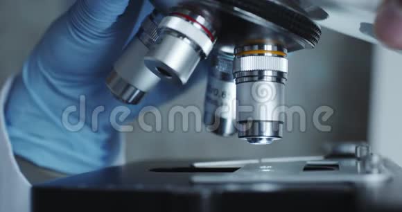 实验室用金属透镜显微镜视频的预览图