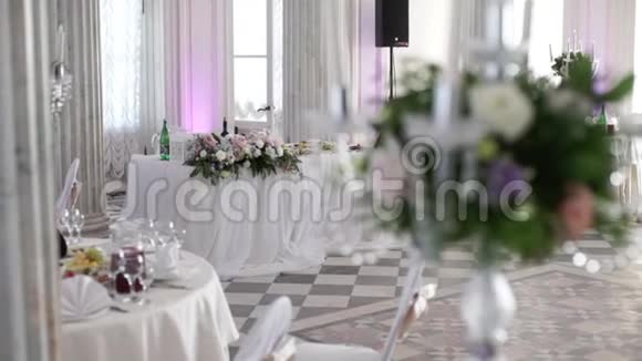 宴会宴会上的鲜花装饰视频的预览图