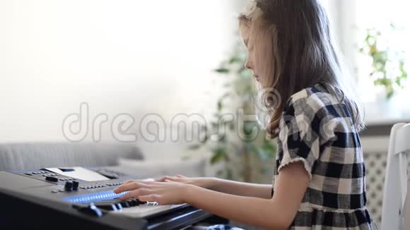 弹钢琴的小女孩视频的预览图