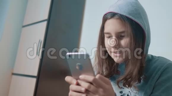 网上购物小女孩写生活方式在社交媒体信使聊天儿童技术和视频的预览图