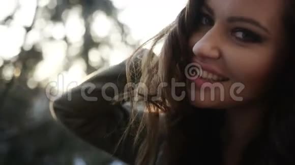 美丽的年轻女子肖像近距离户外视频的预览图