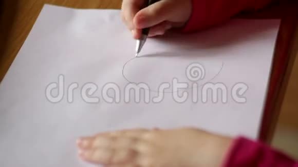 小女孩在纸上画铅笔特写视频的预览图