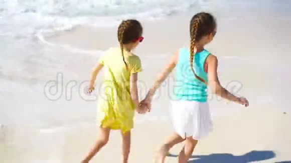可爱的小女孩在暑假玩在白色海滩视频的预览图