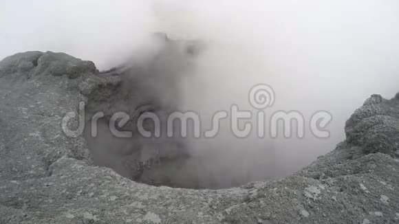 活火山口Kamchatka沸腾热泥锅火山活动视频的预览图