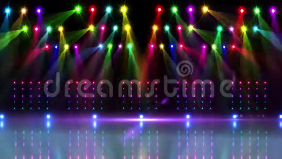 舞台上有许多五颜六色的聚光灯视频的预览图