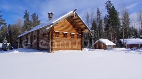 俄罗斯传统的木制农房视频的预览图