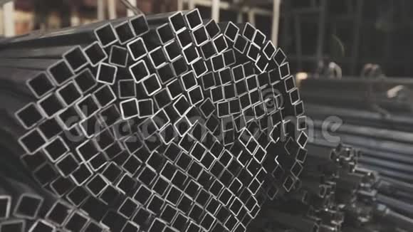 方型材管金属仓库清洁金属仓库金属型材成排堆放视频的预览图