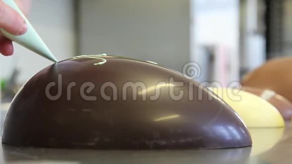 复活节巧克力蛋手糕点厨师视频的预览图