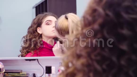 化妆师在脸上涂粉视频的预览图