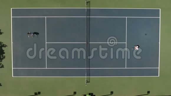男人和女人在球场上打网球视频的预览图