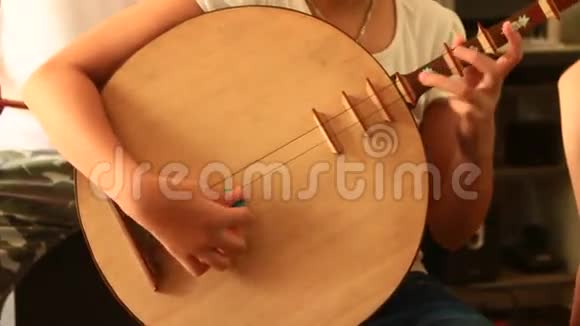 亚洲儿童玩传统乐器视频的预览图