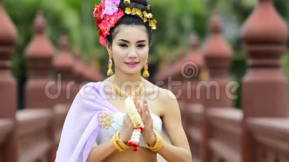 泰国传统服装中的泰国妇女视频的预览图