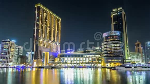 迪拜码头塔和运河在迪拜的夜晚时间超移视频的预览图