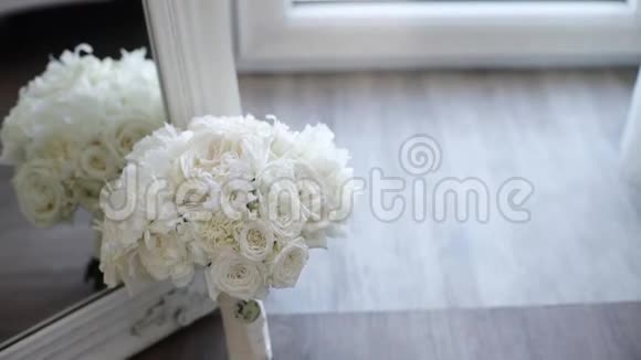 新娘婚礼花束与白玫瑰视频的预览图