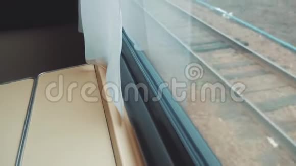 铁路车厢内的内部马车生活方式概念火车旅行美丽的景色视频的预览图